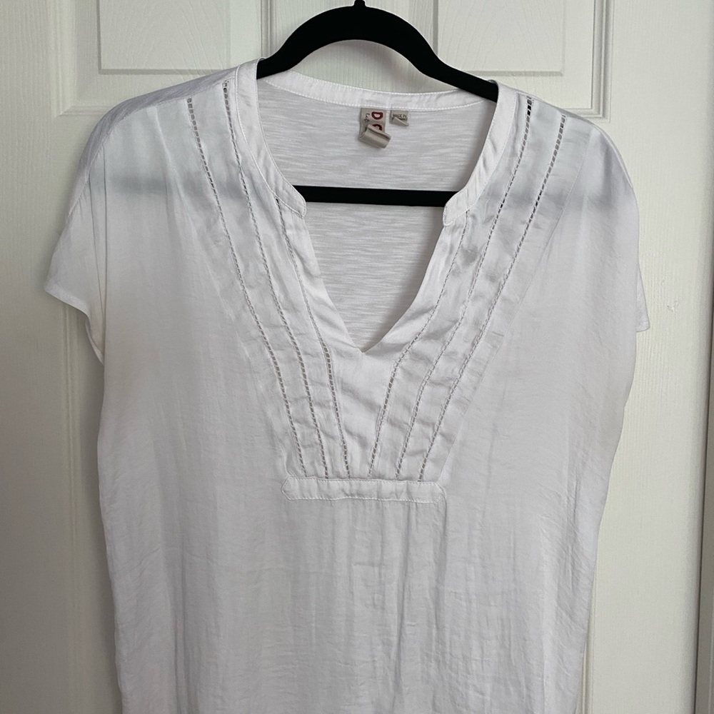 Cute White top with cap sleeves and v neck with stitching details. Size S.